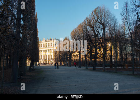 Schloss Schönbrunn in atmosphärisch warmes Abendlicht, Wien. Österreich. Stockfoto