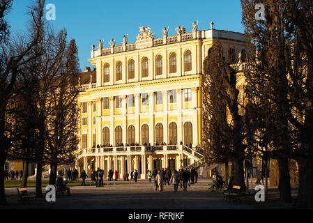 Schloss Schönbrunn in atmosphärisch warmes Abendlicht, Wien. Österreich. Stockfoto