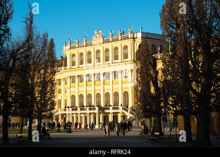 Schloss Schönbrunn in atmosphärisch warmes Abendlicht, Wien. Österreich. Stockfoto