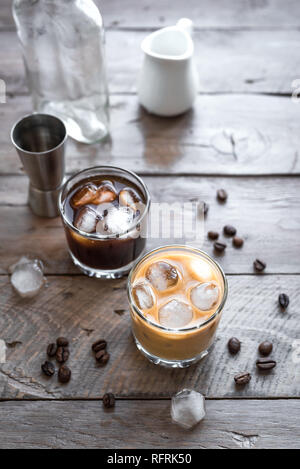 Black und White Russian Cocktails mit Wodka, Kaffeelikör und Creme. Hausgemachte Eistee Alkohol versoffenen Schwarzer russischer und White Russian trinken mit Kaffee b Stockfoto