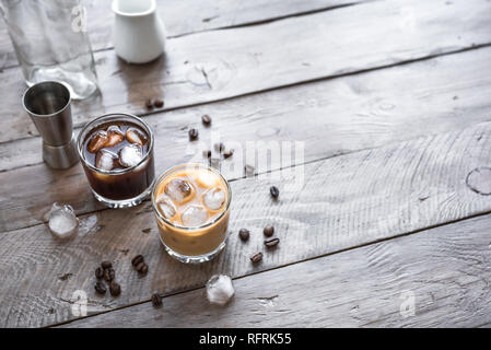 Black und White Russian Cocktails mit Wodka, Kaffeelikör und Creme. Hausgemachte Eistee Alkohol versoffenen Schwarzer russischer und White Russian trinken mit Kaffee b Stockfoto