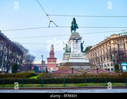 Giuseppe Garibaldi Statue in Largo Cairoli Quadrat mit dem filarete Turm des Castello Sforzesco im Hintergrund bei Sonnenuntergang. Mailand, Lombardei, Italien. Stockfoto