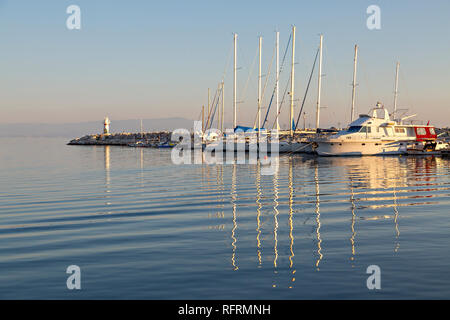 Boote im Hafen der Stadt Kucukkuyu entlang der Ägäis, Türkei Stockfoto