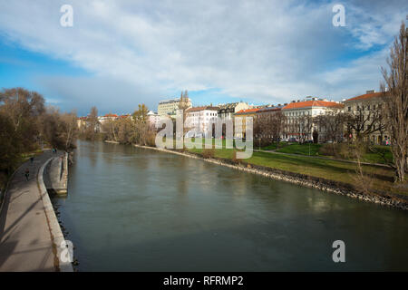 Der Donaukanal ("Danube Canal") ist ein ehemaliger Arm der Donau, nun als Wasser Kanal (seit 1598) geregelt, in der Innenstadt von Wien, Österreich. Stockfoto