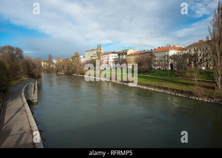 Der Donaukanal ("Danube Canal") ist ein ehemaliger Arm der Donau, nun als Wasser Kanal (seit 1598) geregelt, in der Innenstadt von Wien, Österreich. Stockfoto