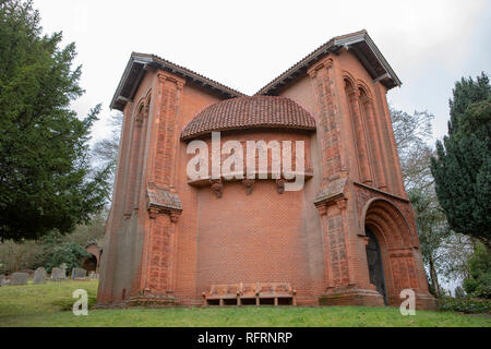 Die Friedhofskapelle in Compton Surrey. Zwischen 1896/1898 und von der örtlichen Bevölkerung in entworfen von Resident Artist Maria Fraser Tyler wurde gebaut. Stockfoto