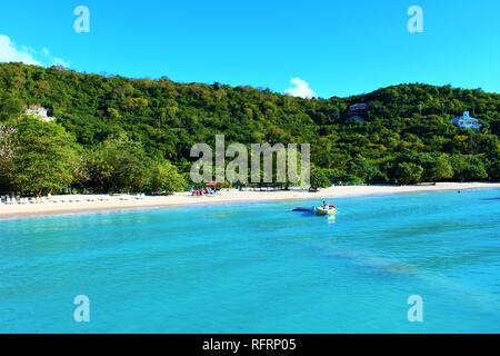 Grenada, Karibik - 23. Februar 2018: Blick vom Meer der wunderschönen weißen Sandstrand und dem türkisfarbenen Wasser des Grenada Morne Rouge Strand. Stockfoto