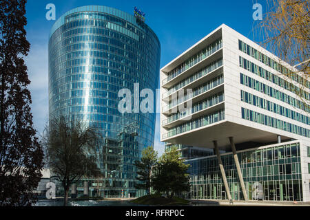 'Viertel Zwei'' moderne Geschäfts- und Wohnviertel mit OMV Gebäude. Wien, Österreich. Stockfoto