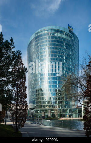 'Viertel Zwei'' moderne Geschäfts- und Wohnviertel mit OMV Gebäude. Wien, Österreich. Stockfoto