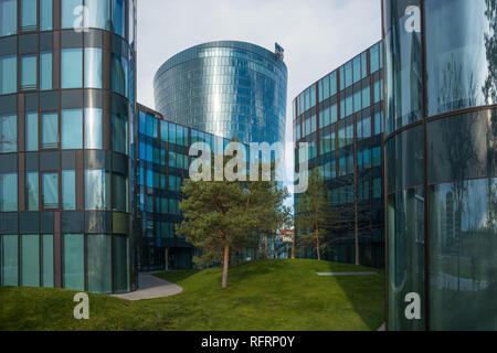 'Viertel Zwei'' moderne Geschäfts- und Wohnviertel mit OMV Gebäude. Wien, Österreich. Stockfoto