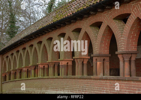 Detail der Kreuzgang an der Watt Friedhofskapelle in Compton Surrey. Stockfoto