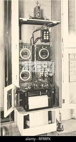 . Der Carnegie Institution in Washington Publikation. . Abb. 23 Temperatur Recorder. Der Recorder mit der Koordinierung von Papier in der unteren Box mit einer Glastür. Eine Kurve, die die Tempera- tur Unterschied zwischen den ein- und ausgehenden Wasser wird direkt auf der Koordinierung Papier. Oben sind drei Widerstand, und die Schalter für die elektrischen Anschlüsse sind auf der rechten Seite. Auf dem oberen Regal ist der Galvanometer, und sofort unter, den Widerstand der Glühkerzen box für die Änderung der Wert bestimmter Shunts.. Bitte beachten Sie, dass diese Bilder extrahiert werden aus der gescannten Seite Bilder, die haben können Stockfoto