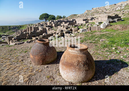 Alte Terrakotta-Gläser in den Ruinen der römischen Stadt Pergamon, auch bekannt als Pergamon, Izmir, Türkei Stockfoto