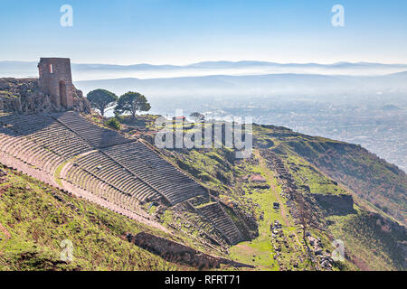 Römische Amphitheater in den Ruinen der antiken Stadt Pergamon auch Pergamon, Izmir, Türkei bekannt. Stockfoto