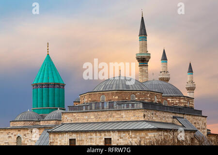 Skyline von Konya mit der grünen Kuppel der Mausoleum von Mevlana Rumi und Selimiye Moschee, Konya, Türkei. Stockfoto