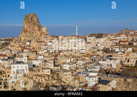 Stadt Ortahisar in Kappadokien mit alten Häusern und Höhlenwohnungen, Türkei Stockfoto