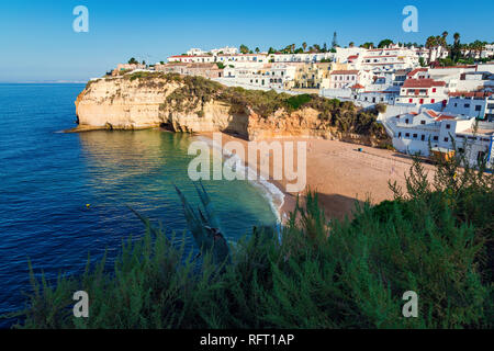 Carvoeiro, Strand und Meer bei Sonnenaufgang. Algarve, Portugal Stockfoto
