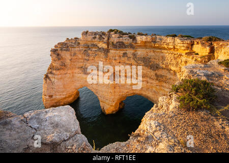 Praia da Marinha, Algarve, Portugal. Marine und Herz geformten Felsen Stockfoto