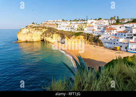 Carvoeiro, Strand und Meer bei Sonnenaufgang. Algarve, Portugal Stockfoto