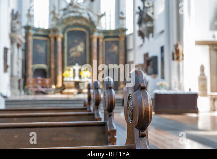 Einrichtung auf einer Holzbank in St. Maria Kirche in der Nähe des Alexanderplatzes in Berlin. Stockfoto