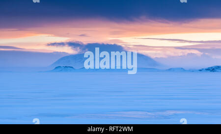 Sonnenuntergang über den zugefrorenen See Myvatn, Island Stockfoto