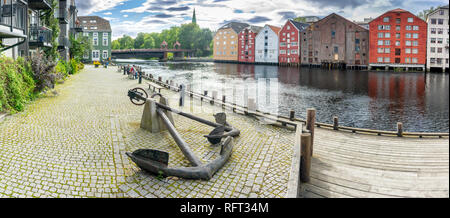 Farbenfrohe historische Häuser entlang des Flusses in Trondheim, Norwegen Stockfoto