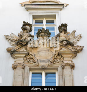 Alte Wappen auf Gebäudewand closeup in Berlin Mitte, Deutschland. Stockfoto