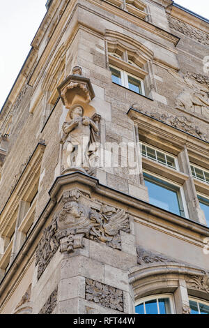 Wunderschöne alte Architektur Ecke außen in Berlin Mitte, Deutschland. Stockfoto