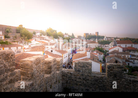 Obidos mittelalterliche Stadt bei Sonnenuntergang, Portugal Stockfoto