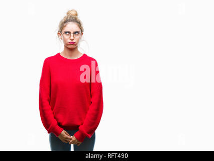Junge hübsche blonde Frau das Tragen der roten Pullover und Gläser über isolierte, Fisch Gesicht mit Lippen, verrückt und komische Geste. Lustige exp Stockfoto