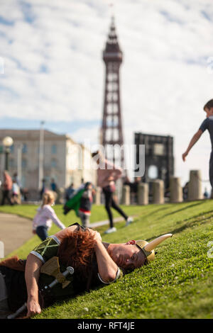 Kater Mann verkleidet als Viking schläft in Blackpool Stockfoto