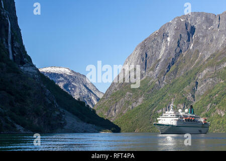 Kreuzfahrtschiff in Naeroyfjord ein UNESCO-Weltkulturerbe, in der Nähe von Gudvangen, Norwegen Stockfoto