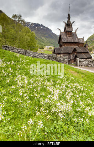 Borgund Stabkirche mit Blumen im Vordergrund, Laerdal, Sogn og Fjordane, Norwegen Stockfoto