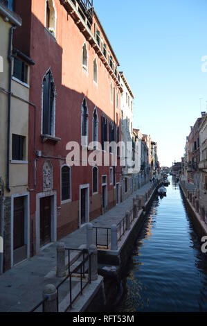 Farbenfroh und malerischen Gebäuden in einem wunderschönen Spaziergang entlang der Fondamenta Fornace entlang des Canal Del Rio Fornace in Venedig. Reisen, Urlaub, arachiten Stockfoto