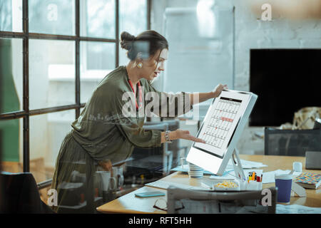 Schwangere Geschäftsfrau Gefühl überrascht ihren Zeitplan zu sehen Stockfoto