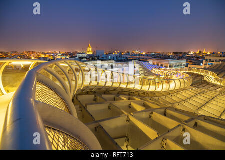 Beleuchtete spiralig gekrümmte Wege auf der Dachterrasse des Metropol Parasol, Plaza de la Encarnacion in Sevilla, Andalusien, Spanien, Europa Stockfoto