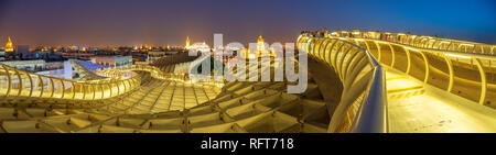 Panoramablick von Retikulären Struktur und gekrümmten Fußgängerbrücke Metropol Parasol, Plaza de la Encarnacion in Sevilla, Andalusien, Spanien, Europa Stockfoto