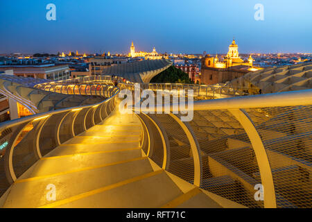 Beleuchtete Spiralform Gehwege auf dem Dach des Metropol Parasol, Plaza de la Encarnacion in Sevilla, Andalusien, Spanien, Europa Stockfoto