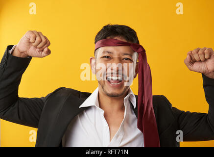 Gerne betrunken Asiaten auf Gelb Farbe Hintergrund Stockfoto