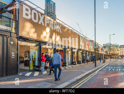 Boxpark Shoreditch, ein Einkaufszentrum von Versandbehältern, London, England, Vereinigtes Königreich, Europa Stockfoto