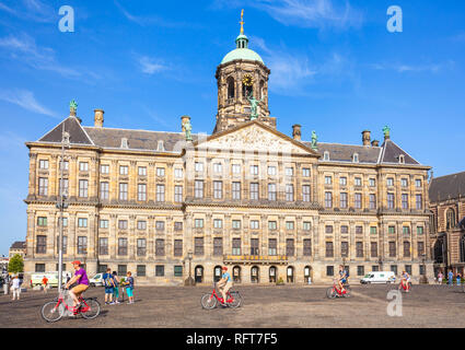 Amsterdam Royal Palace (Koninklijk Paleis) in den Dam Platz und Radfahrer, Amsterdam, Noord-Holland, Niederlande, Europa Stockfoto