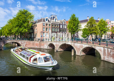 Kanal tour Boot und Brücken an der Kreuzung der Leidsegracht Kanal und Keizergraht Kanal, Amsterdam, Nordholland, Niederlande, Europa Stockfoto