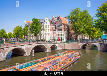 Kanal tour Boot und Brücken an der Kreuzung der Leidsegracht Kanal und Keizergraht Kanal, Amsterdam, Nordholland, Niederlande, Europa Stockfoto