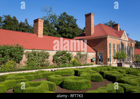 Grünes Haus auf der rechten Seite, Slave Viertel auf der linken, oberen Garten im Vordergrund, Mount Vernon, Virginia, Vereinigte Staaten von Amerika, Nordamerika Stockfoto