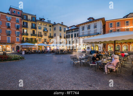 Al fresco Restaurants in Piazza Daniele Ranzoni bei Dämmerung, Intra, Verbania, Provinz Verbano-Cusio-Ossola, Lago Maggiore, Italien Seen, Italien Stockfoto