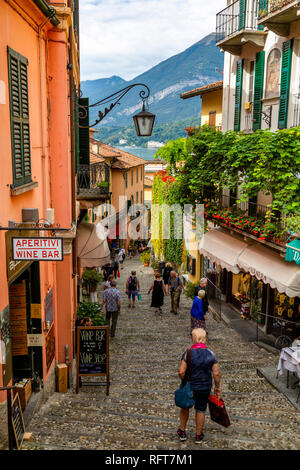 Blick auf die Geschäfte auf der gepflasterten Straße in Bellagio, Provinz Como, Comer See, Lombardei, Italienische Seen, Italien, Europa Stockfoto
