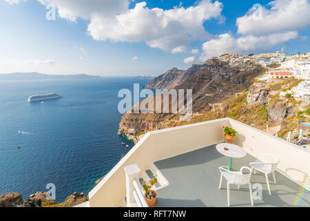 Anzeigen von Fira, weiß getünchten Häusern und Kreuzfahrtschiff, Firostefani, Santorini (Thira), Kykladen Inseln, Griechische Inseln, Griechenland, Europa Stockfoto