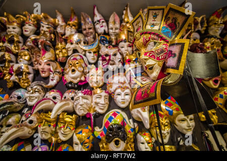 Kunstvoll und bunten Masken für den Karneval in Venedig, Carnevale di Venezia, sind in einem Shop zum Verkauf angezeigt Stockfoto