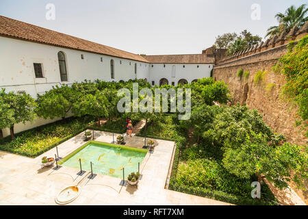 Touristen in den Innenhof durch defensive Mauer der Festung umgeben, der Alcazar de los Reyes Cristianos, Cordoba, UNESCO, Andalusien, Spanien Stockfoto