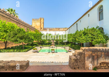 Orange Bäume und Pool im alten Innenhof Morisco, Alcazar de los Reyes Cristianos, Cordoba, UNESCO-Weltkulturerbe, Andalusien, Spanien Stockfoto